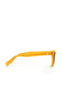 Gafas de sol de plástico naranja con un frente plano, lentes oscuros prominentes y brazos elegantes que se estrechan; presenta un acento en forma de diamante cerca de la bisagra.