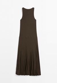 Robe longue marron foncé sans manches avec corsage ajusté et jupe froncée et fluide, posée à plat sur un fond blanc.