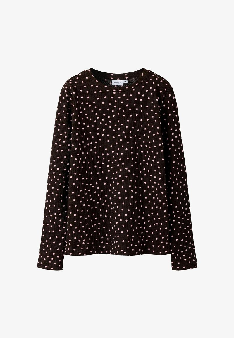 Haut à manches longues en tissu marron foncé avec un motif à côtes texturé, orné d'un motif à pois roses et d'un col arrondi.