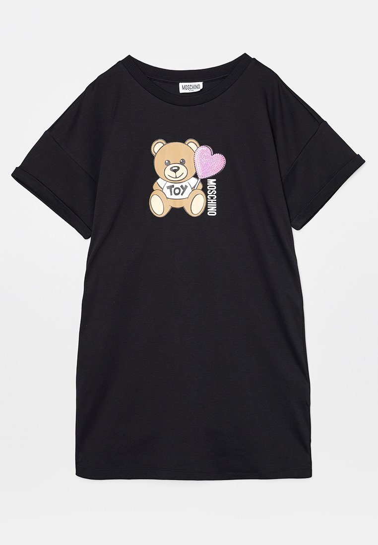 Czarna sukienka t-shirt z miękkiego materiału, z grafiką kreskówkowego misia trzymającego różowe serce, z napisem "TOY" i nazwą marki "MOSCHINO."