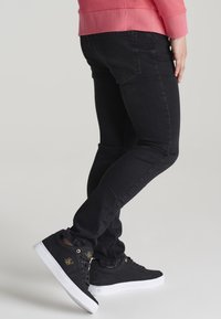SIKSILK Vaqueros slim fit - black