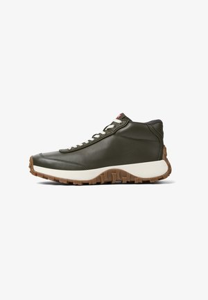 Sneaker alta verde oliva in pelle con lacci bianchi e una suola in gomma texturizzata con un pattern di battistrada pronunciato.