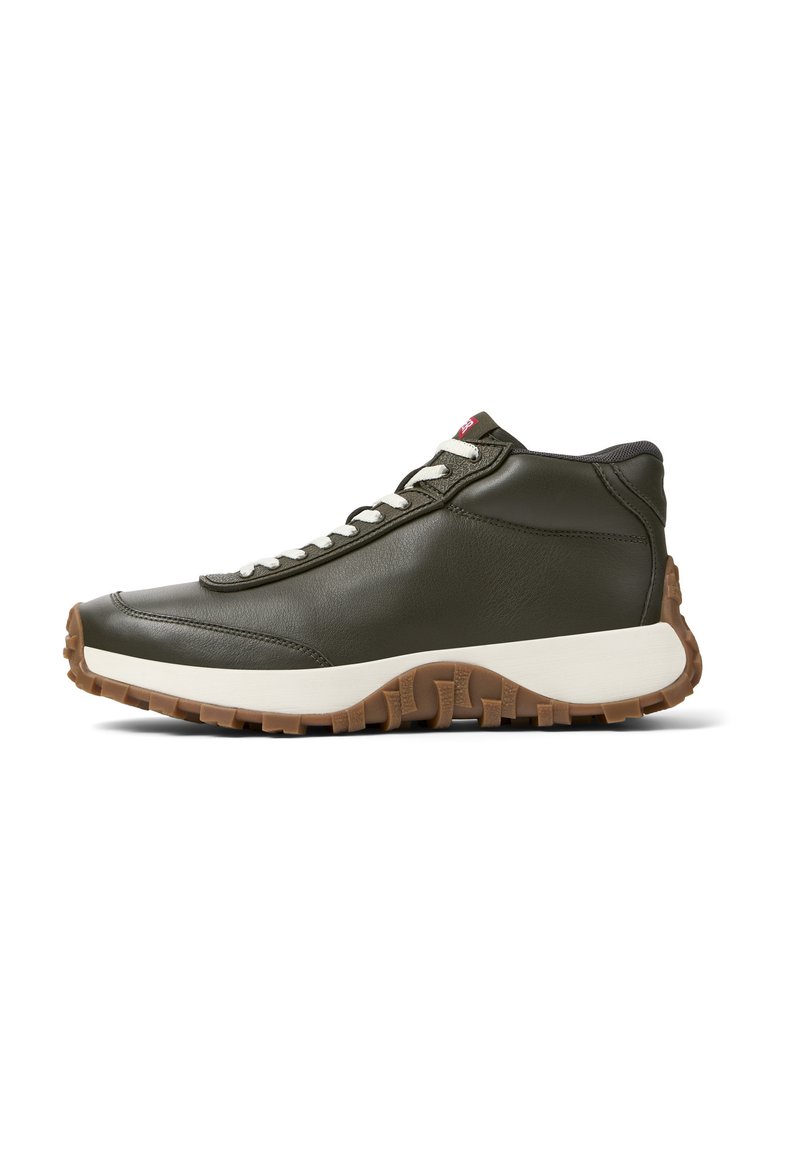 Olivgrüner High-Top-Sneaker aus Leder mit weißen Schnürsenkeln und einer strukturierten Gummisohle, die ein ausgeprägtes Profilmuster aufweist.