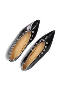 Zwarte gepatineerde leren ballerina's met een spitse neus, voorzien van uitsnijdingen en ronde metalen accenten, met een tan interieur en een gladde textuur.