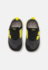 Czarno-szare dziane buty z żółtymi akcentami, z designem slip-on i dwoma rzepami. Gumowa podeszwa i teksturowana cholewka.