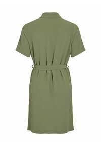 Žalias, trumpomis rankovėmis, marškinių suknelė, pagaminta iš tekstūruotos medžiagos. Turinti apykaklę ir liemens raištį, leidžiantį pritaikyti suknią pagal figūrą.