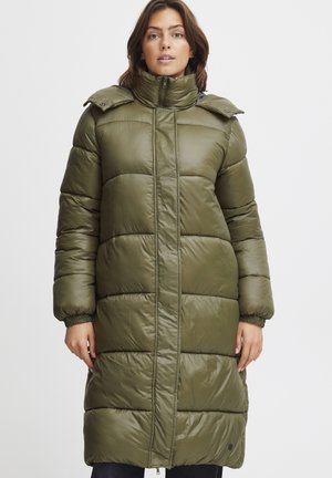 Manteau en duvet vert, rempli de duvet, avec un col haut, une fermeture éclair et des poignets élastiques. Présente un design matelassé avec des sections rectangulaires.