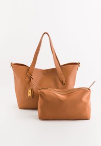 Brun läder toteväska med en strukturerad yta, dubbla handtag och guldfärgad hårdvara; inkluderar en matchande zippered pouch med slät yta.