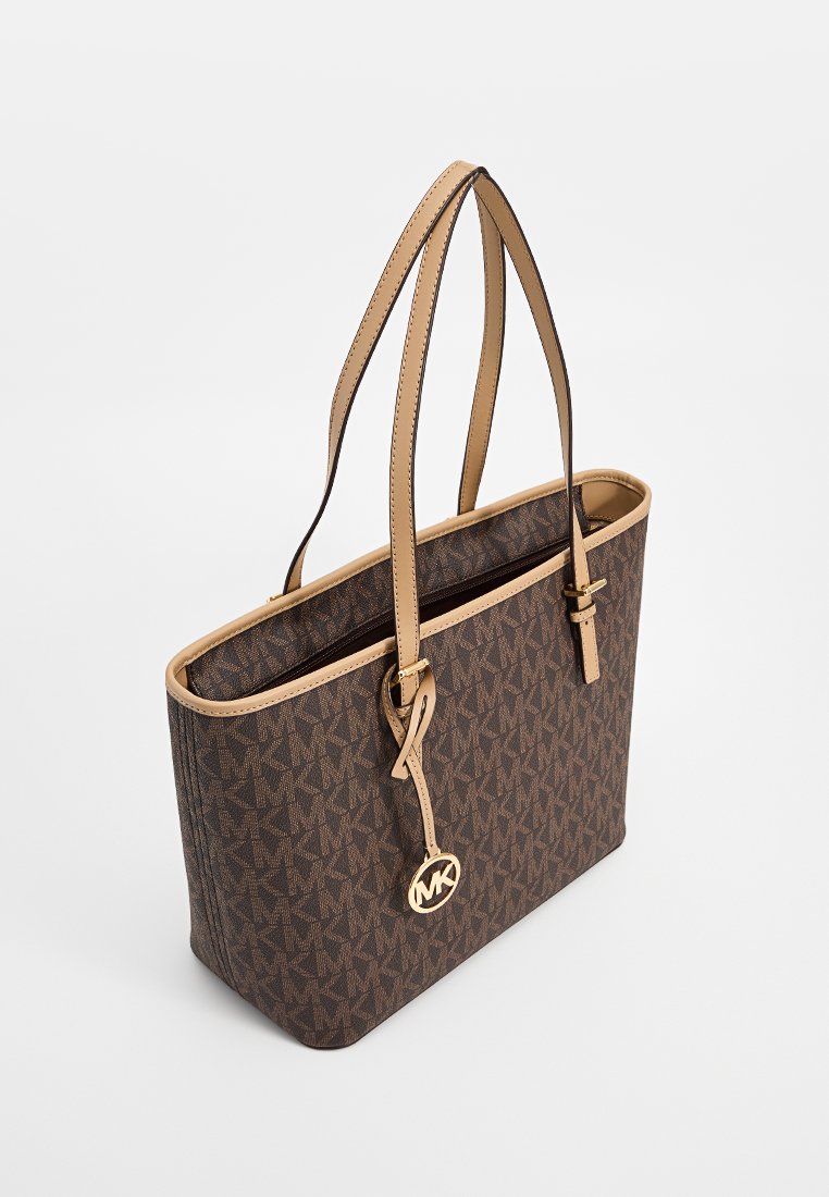 Bruine tote bag met een patroon en lichtbruin lederen afwerking, twee lange handvatten en een gouden logo charm. Gestructureerde vorm met een open bovenkant.