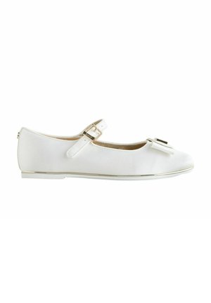 Weiße Ballettschuhe mit einem glatten Stoffoberteil, einem Knöchelriemen mit einer goldenen Schnalle und einem dünnen goldenen Rand entlang der Sohle.