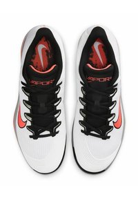 Zapatillas deportivas blancas con parte superior texturizada, cordones negros y acentos en rosa vibrante. Presenta la marca "VAPOR 12" y un diseño elegante.