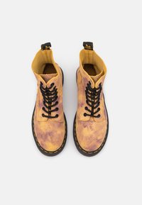 Dr. Martens Botines con cordones - dark yellow