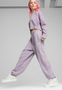 Puma DARE TO GYM RELAXED WASHED PANTS - Pantaloni sportivi - pale plum