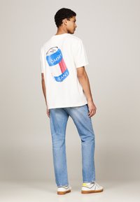 Tommy Jeans - FUN NOVELTY TEE UNISEX  - Print T-shirt - ancient white Thumbnail Image 1