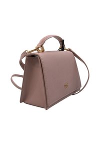 Borsa a mano in ecopelle rosa con una forma rettangolare strutturata, manico superiore e tracolla removibile. Dettagli in hardware color oro e logo impressa.