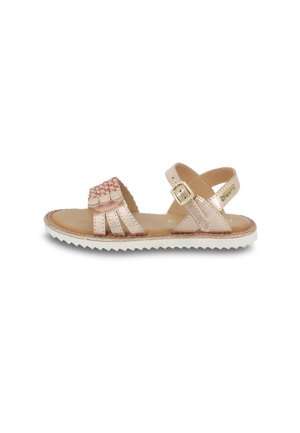 Sandalias con tiras de un material metálico color rosa dorado, con acentos de flecos y cierre de hebilla, sobre una suela blanca texturizada.