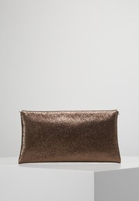 Pochette en bronze métallique avec une finition lisse et texturée. Forme rectangulaire, fermeture éclair en haut, design minimaliste.