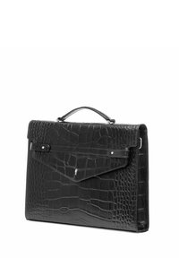 Czarna skórzana teczka o fakturze krokodylej, o regularnym kształcie, z klapą, uchwytem i srebrnymi elementami wykończenia.
