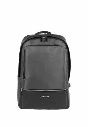 Sort og grå Cerruti 1881-rygsæk med flere lynlåslommer og et top-håndtag, vist mod en hvid baggrund.