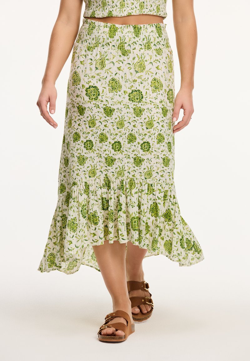 Groene rok met bloemenprint en een gerimpelde zoom, gemaakt van lichte stof. De rok heeft een gerimpelde tailleband en een vloeiende silhoeet.