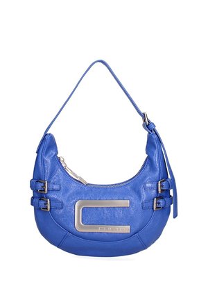 Borsa a spalla in pelle blu con forma curva, dotata di hardware argentato, chiusura con zip e dettagli con fibbia su entrambi i lati.