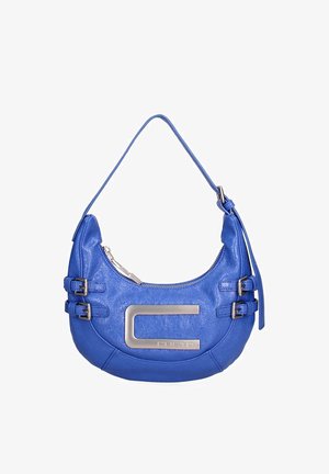Blauwe leren schoudertas met een gebogen vorm, voorzien van zilveren hardware, een ritssluiting en gespaccenten aan beide zijden.