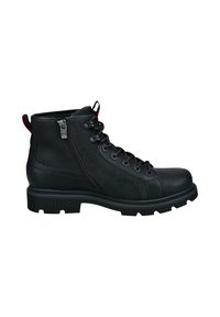 Botas de tobillo de cuero negro con un acabado texturizado, diseño de cordones, cremallera lateral y suela de goma. Acentuadas con cordones y costuras rojas.