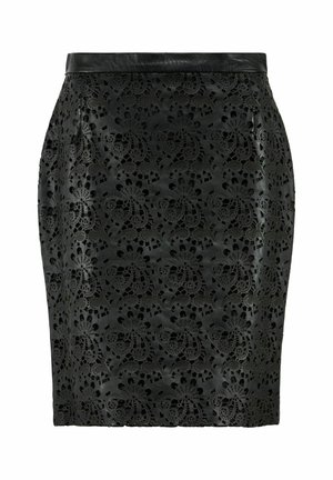Czarna spódnica ołówkowa wykonana z faux skóry z misternym wzorem kwiatowym wyciętym w materiale. Gładka faktura i dopasowany krój, z solidnym pasem.