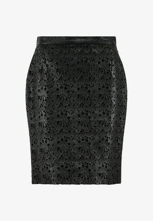 Czarna spódnica ołówkowa wykonana z faux skóry z misternym wzorem kwiatowym wyciętym w materiale. Gładka faktura i dopasowany krój, z solidnym pasem.