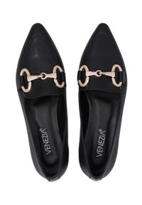 Schwarze Lederballerinas mit spitzen Zehen, die über die Vorderseite eine goldfarbene Kettenakzent haben. Das Innere ist schwarz und hat eine glatte Textur.