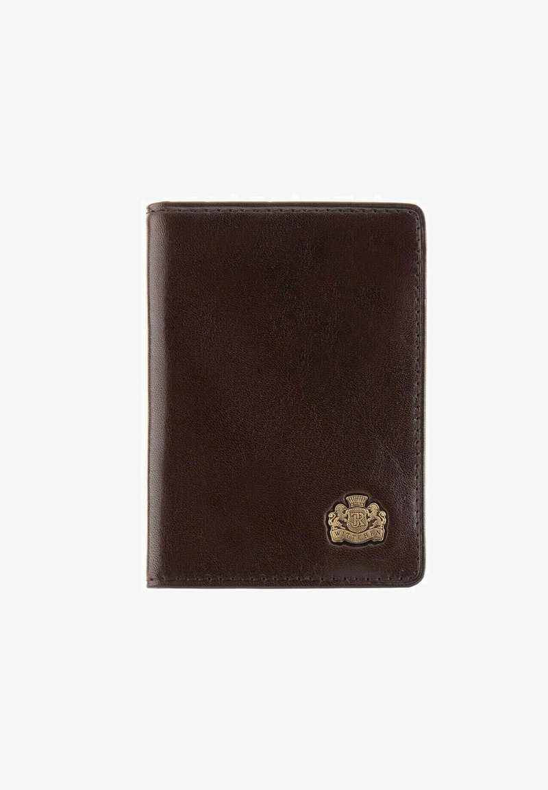 Hnědá kožená peněženka s hladkou texturou, na spodní straně zdobená zlatým emblémem a prošitými okraji pro zvýšenou odolnost.