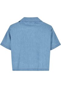 Lys blå kortermet skjorte i denimstoff med klassisk krage og ensfarget tekstur, med en ren kant og uten dekorasjoner.