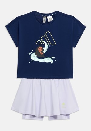 Navyblå Adidas t-shirt med animeret kvindelig figur og vandstænksgrafik, kombineret med et hvidt skørt med Adidas og Disney logoer.