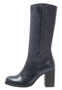 Botte en cuir bleu marine montant jusqu'au genou, avec une finition lisse, un bout carré et un talon noir épais. Présente un design épuré et minimaliste sans ornements.