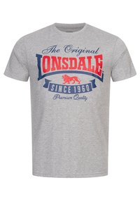 Grå bomulds t-shirt med et frontgrafik, der har rød og blå tekst, et løve-logo og sætningen "Premium Kvalitet" nederst.