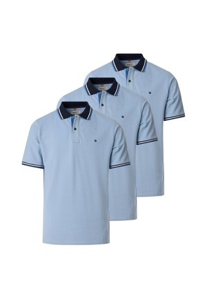 Drei hellblaue Poloshirts mit dunkelblauen Kragen und Ärmelsäumen, jeweils mit zwei Knöpfen und einem kleinen Brustlogo.