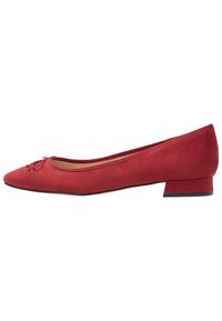 Ballerines en daim rouge avec un bout pointu et un petit talon carré, ornées d'un nœud décoratif à l'avant et d'une texture lisse.