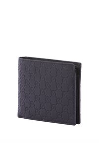 Portafoglio in pelle nera con un motivo embossato, design a due pieghe e texture liscia, con cuciture visibili e senza dettagli in metallo.