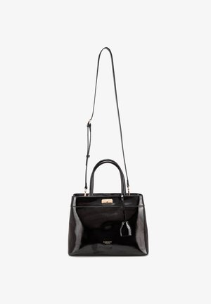 Schwarze Lederhandtasche mit glänzender Oberfläche, doppelten Handgriffen, abnehmbarem Schultergurt, goldfarbenen Beschlägen und kleinem Anhänger-Detail.