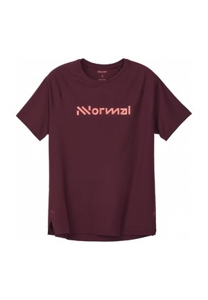 Korte mouw bordeauxrood sportshirt met ronde hals en roze gestileerde tekst "Normal" over de borst.