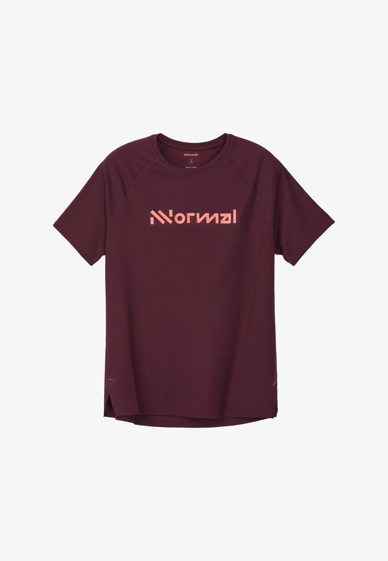 Korte mouw bordeauxrood sportshirt met ronde hals en roze gestileerde tekst "Normal" over de borst.