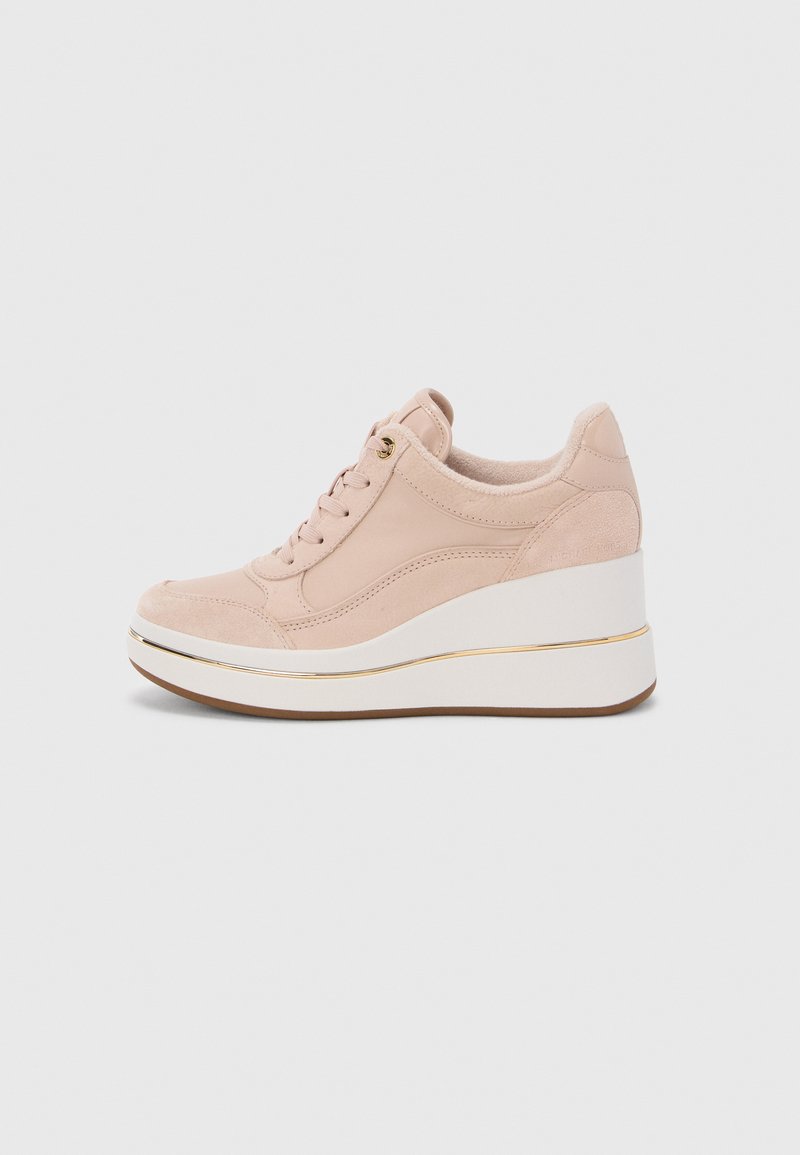 Baskets en daim rose clair avec une semelle compensée, comprenant une plateforme blanche et un accent doré, conçues avec un bout rond et un devant lacé.