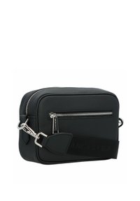 Borsa a spalla nera in pelle con finitura textured, forma rettangolare, cerniera in argento e tracolla regolabile con dettagli di branding in rilievo.