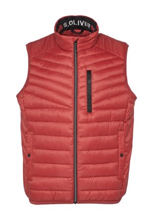 Rode gewatteerde vest met hoge kraag, ritssluiting aan de voorkant en zijzakken. Kenmerkt zich door horizontale stiksel, S. Oliver logo op de nek.