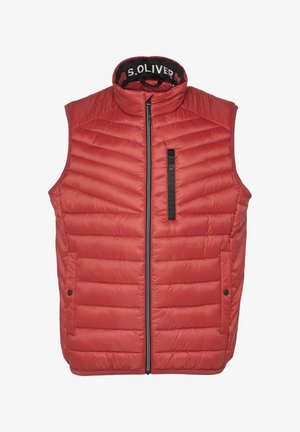 Rode gewatteerde vest met hoge kraag, ritssluiting aan de voorkant en zijzakken. Kenmerkt zich door horizontale stiksel, S. Oliver logo op de nek.