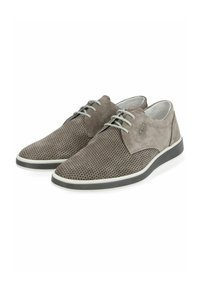 Zapatos de cuero perforado grises con un acabado liso, suela blanca contrastante y cordones grises. Presentan un diseño clásico tipo oxford.