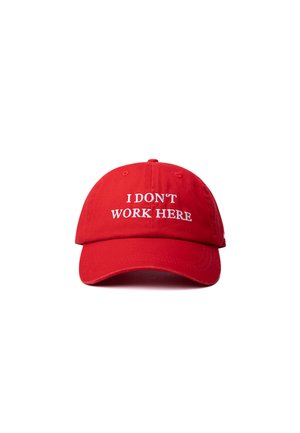 Gorra de béisbol roja con texto bordado en blanco "NO TRABAJO AQUÍ" centrado en el panel frontal.