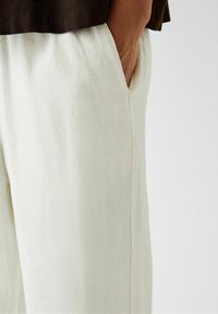 Bershka Tygbyxor - white