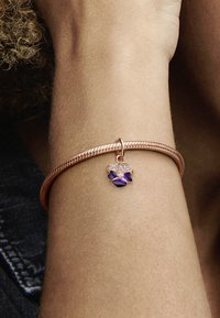 Pandora DEEP PANSY FLOWER DANGLE - Talizman - rose gold plated