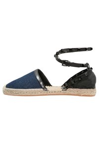 Denimtyg espadrilles med svarta läderaccent, rund tå, jute rep-sula, justerbar ankelrem med dekorativt hårdvara.